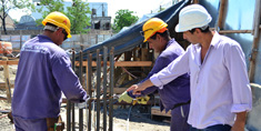 hombres con cascos en su cabeza trabajando