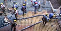 vista aerea de hombres con cascos en su cabeza trabajando