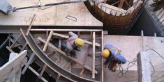 vista aerea de hombres con cascos en su cabeza trabajando